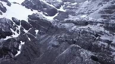 4K实拍航拍岩石山脉的雪景视频视频的预览图